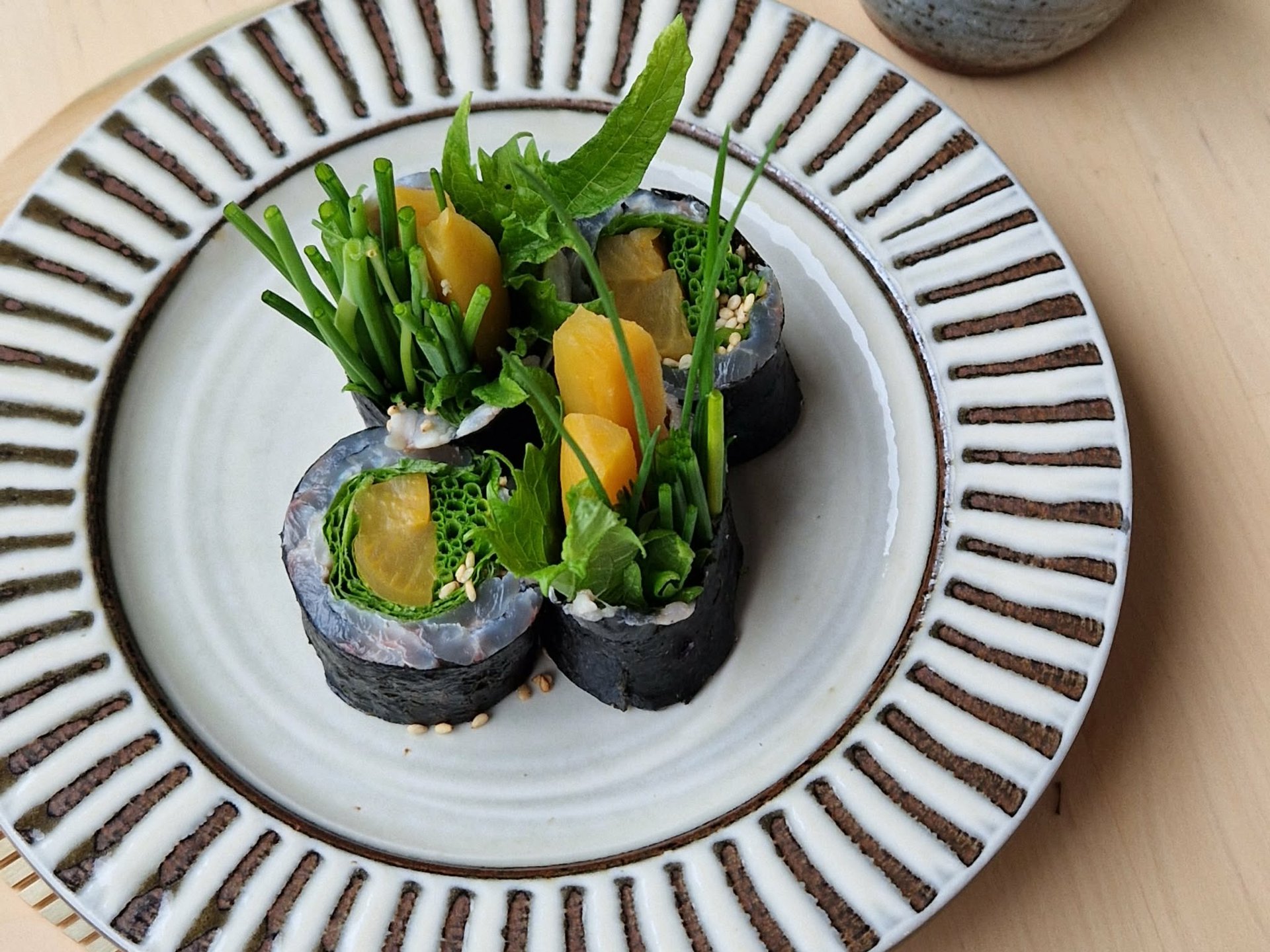 Suomen Gastronomien Seura valitsi Stadin Silakkamarkkinoiden vuoden silakka-annokseksi Sake Bar & Izakayan japanilaishenkisen silakkasashimirullan