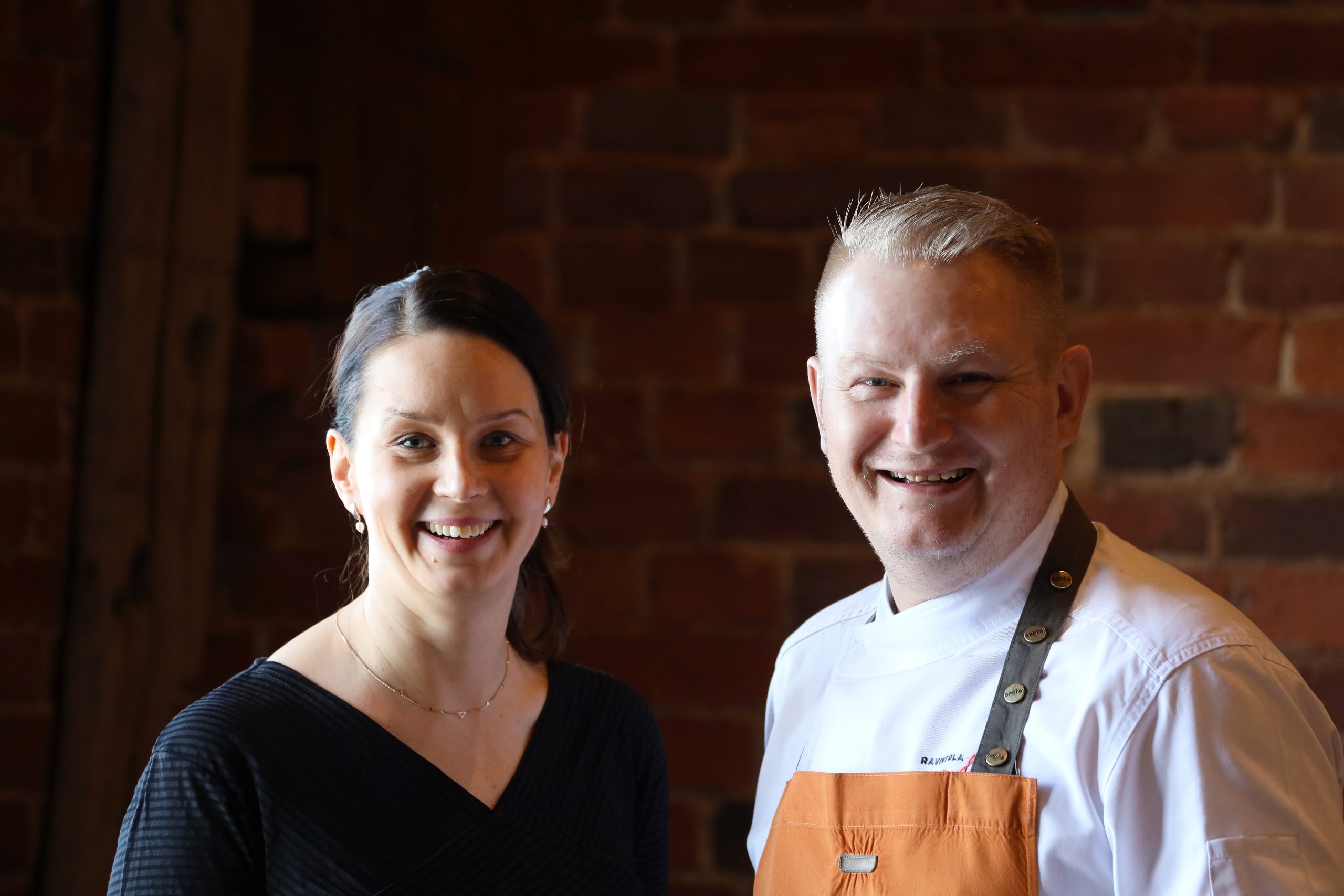 Suomen Gastronomien Seuran ansiomerkki ravintola Nokan Ari Ruoholle ja Terhi Vitikalle